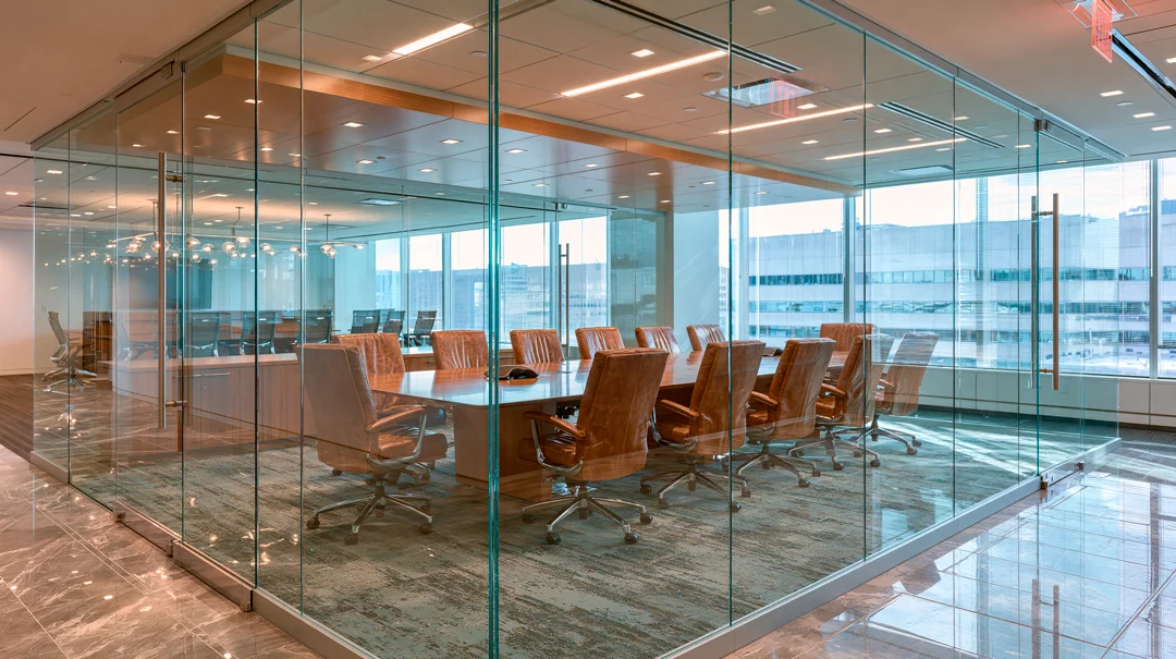 Цельностеклянная прозрачная перегородка для звукоизоляции переговорной комнаты в современном офисе