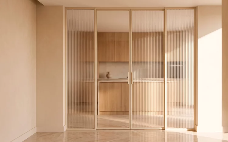 Светлая раздвижная перегородка из рифленого стекла между коридором и кухней