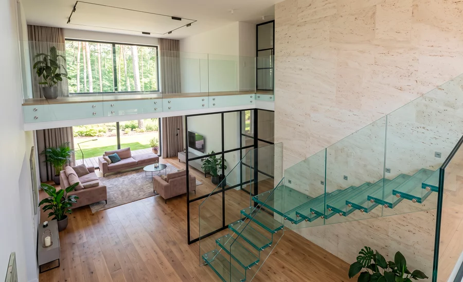 Высокая алюминиевая лофт перегородка с прозрачным стеклом в интерьере двухуровневой гостиной